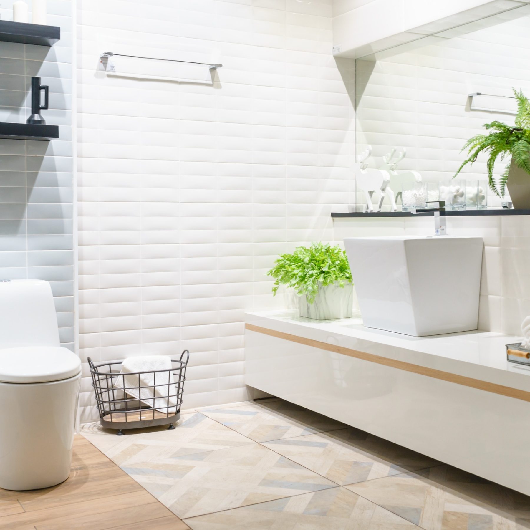 bano-amplio-moderno-azulejos-brillantes-inodoro-lavabo-vista-lateral (1)