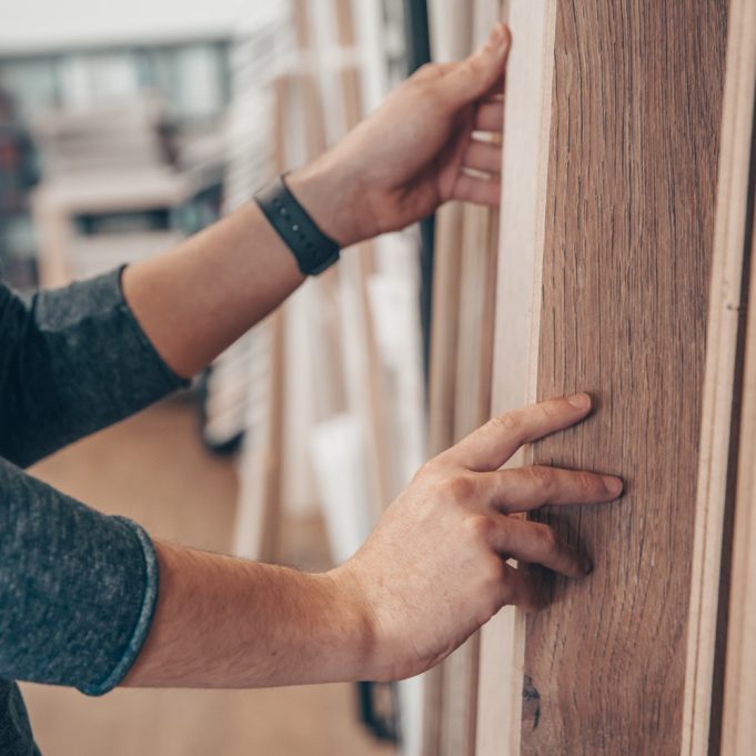 macho-selecciona-piso-madera-muestra-comercio-especializado