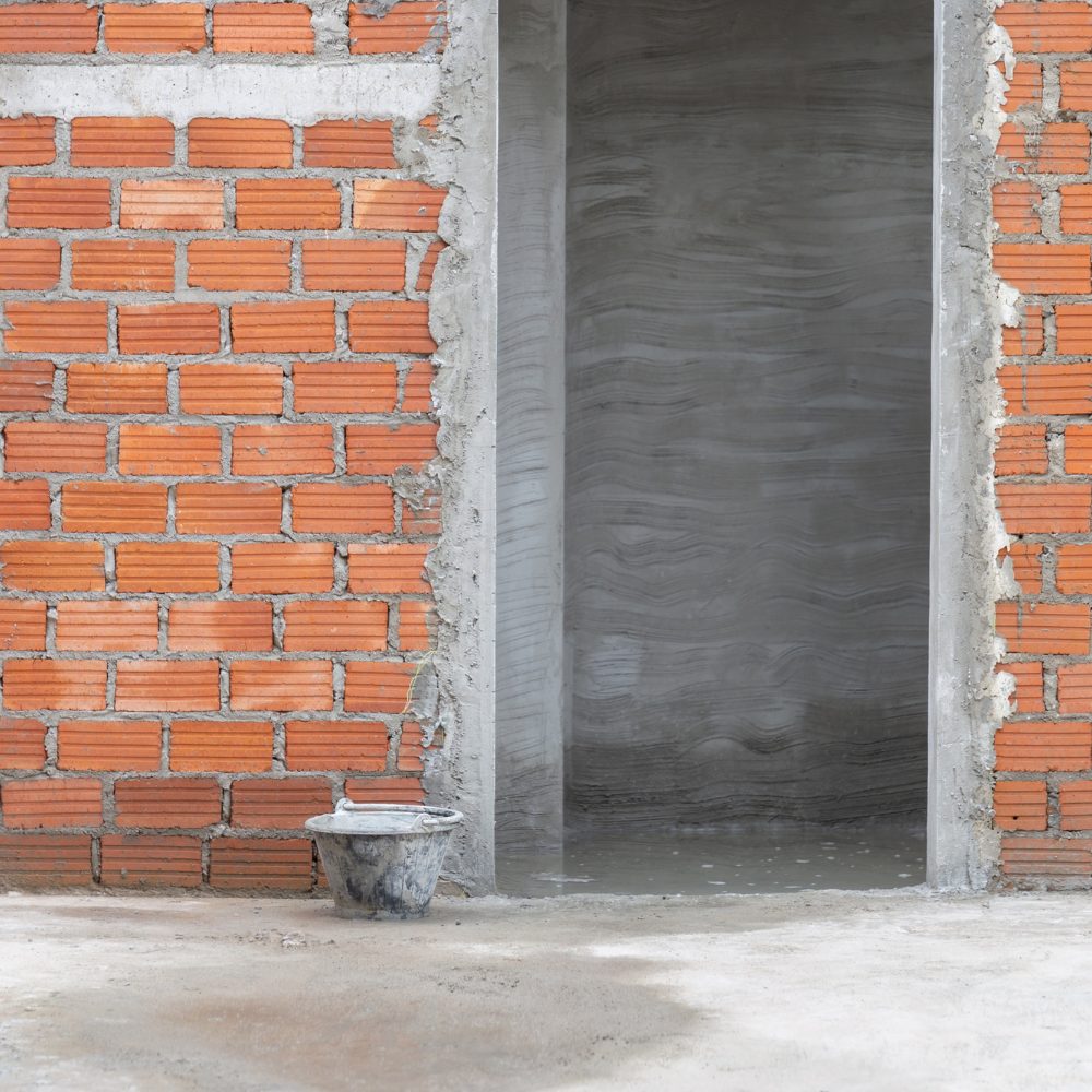 pared-ladrillo-rojo-puerta-sitio-construccion-edificios-residenciales